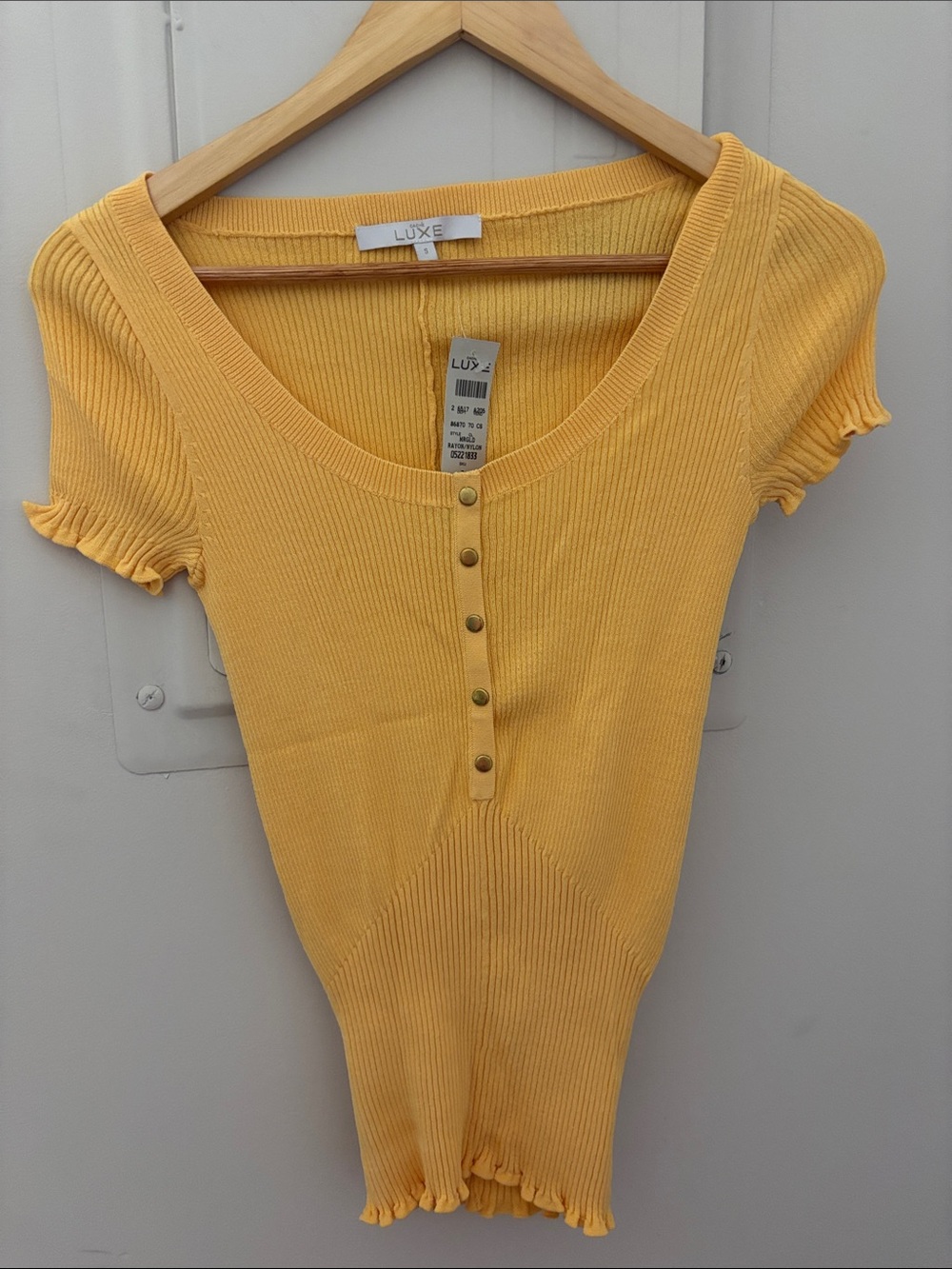 Luxe Yellow Ribbed Scoop Neck Short Sleeve Top Button small cache NWT y2k vtg